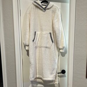 Cozy White Hooded Fleece Robe